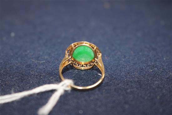 A 10K gold and jade cabochon ring, a pinchbeck and amethyst fob seal and sundries,